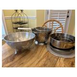 Selection of (3) stainless mixing bowls, splatter screen, Chefmate colander, cake pan and colander