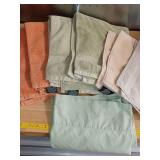 Cynthia Rowley guest towels (4) and wash cloths, 1 pillow case