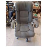 Cushioned rolling office chair