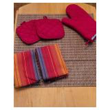 Pair of placemats, kitchen towels (6), oven mitt, and 2 hot pads