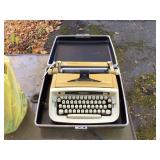 VINTAGE TYPEWRITER -SAFARI DELUXE ROYAL TYPEWRITER