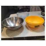 3 LARGE KITCHEN BOWLS = STAINLESS AND 2 PLASTIC