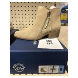 White Mt ladies ankle boot 9