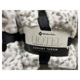 Hotel prem. coll. luxury throw 60inx70in