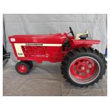 ERTL International Farmall 966 (1/8 Scale)