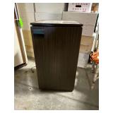 GE small refrigerator with freezer, Model SC4SKB