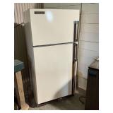 Hotpoint refrigerator, no icemaker, Model CTF16EVF