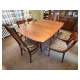 WOODEN DINING TABLE W/ (6) CHAIRS & (2) LEAVES