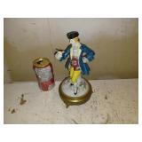 Figurine en porcelaine sur base en laiton