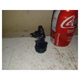 Figurine sur base entre 3