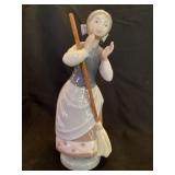 LLADRO LADY SWEEPING