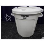 Brute Rubbermaid Bin w/Lid