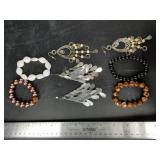 Lot with several bracelets and other jewelry