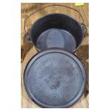 GRISWOLD "CHUCKWAGON" CAST IRON DUTCH OVEN W/ LID