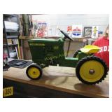 VINTAGE METAL ERTL JOHN DEERE 40/20 PEDAL TRACTOR