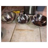 2 Stainless Mix Bowls & Collander