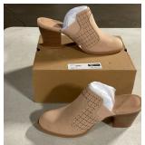 NUDE DRESS HEELS **NEW(SIZE:8.5) **