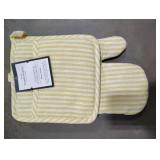 THRESHOLD Oven mitt and potholder Set. New