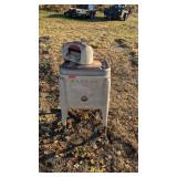 VINTAGE MAYTAG WASHING MACHINE