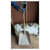 SCOOP SHOVEL