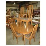 SOLID WOOD DINING TABLE W/ 6 CHAIRS / 1 LEAF