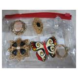 COLLECTION OF VTINTAGE BROOCHES