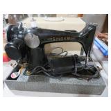 VTG SINGER SEWING MACHINE W/ CASE