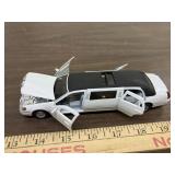 1/38 - 1999 Lincoln Town Car Stretch Limo