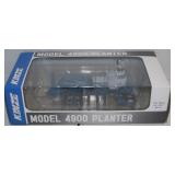 SpecCast Kinze Model 4900 Planter 1:64 Diecast