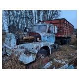 INTERNATIONAL HARVESTER TANDEM AXLE GRAIN TRUCK