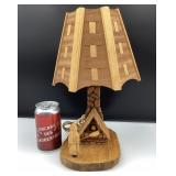 *Lampe en bois sculptï¿½, art populaire, signï¿½e,