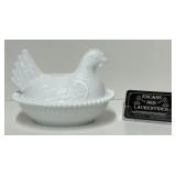 Bonbonnière poule en milk glass, vintage